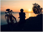 Poster Glanzend – Silhouet van Rustende Fietser met Fiets aan het Water bij Zonsondergang - 40x30 cm Foto op Posterpapier met Glanzende Afwerking