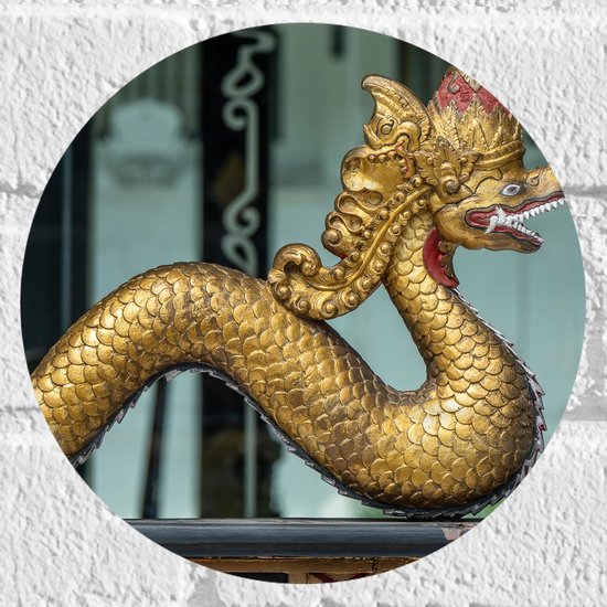 Muursticker Cirkel - Traditionele Chinese Gouden Draak op Rand van Balkon - 20x20 cm Foto op Muursticker