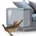 Een cyperse kat krabt aan de zijkant van een blauwgrijze bank, die is beschermd met een transparant vel. Tekst: '8 XXL vellen'.