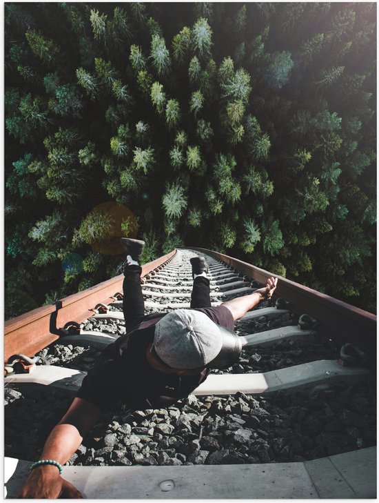 Poster Glanzend – Man Hangend aan Spoor boven de Bomen - 75x100 cm Foto op Posterpapier met Glanzende Afwerking