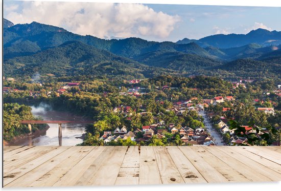 Dibond - Uitzicht over Dorpje aan de Rand van Berg in Laos - 105x70 cm Foto op Aluminium (Wanddecoratie van metaal)