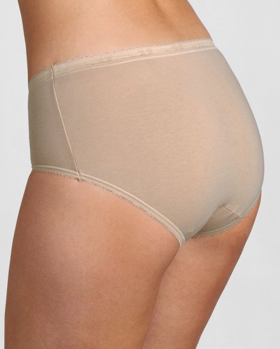 Beige Sloggi midi slip op een model, met een effen katoenen stof en subtiele kanten afwerking.