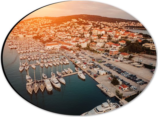 Dibond Ovaal - Uitzicht op een Haven in Kroatië tijdens de Avondzon - 28x21 cm Foto op Ovaal (Met Ophangsysteem)