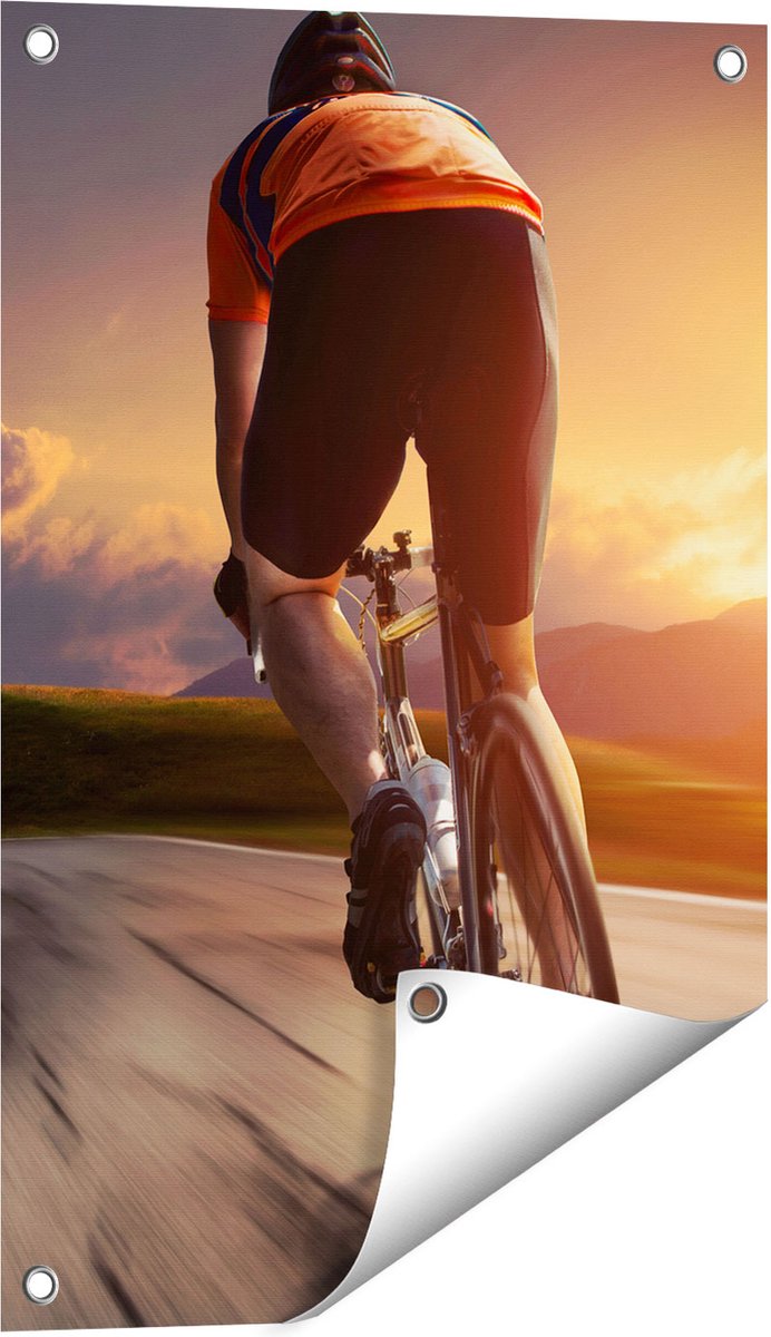 Gards Tuinposter Wielrennen Fietser op de Weg bij Zonsondergang - 40x60 cm - Tuindoek - Tuindecoratie - Wanddecoratie buiten - Tuinschilderij Multikleur