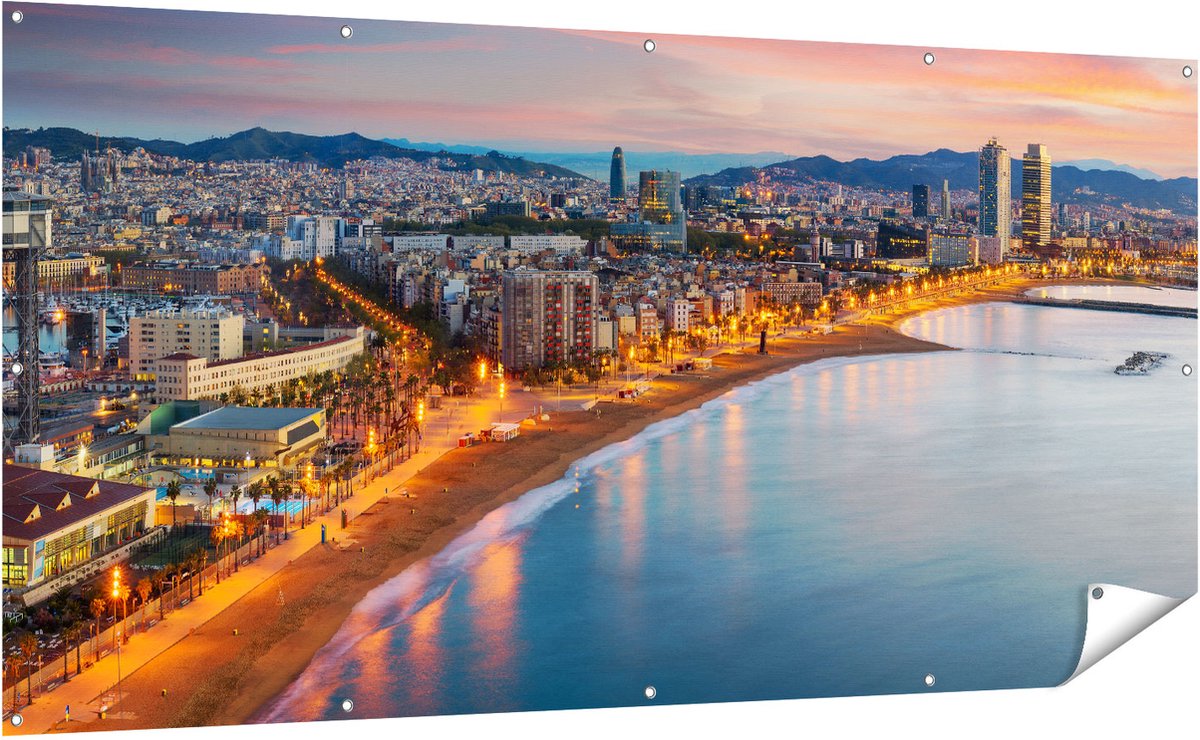 Gards Tuinposter Barcelona Strand met Stad bij Zonsondergang - 200x100 cm - Tuindoek - Tuindecoratie - Wanddecoratie buiten - Tuinschilderij Multikleur