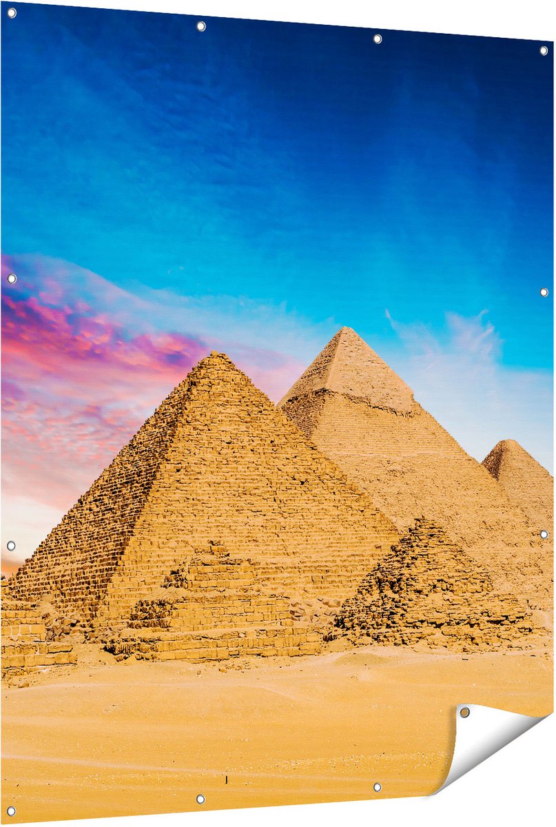 Gards Tuinposter Egyptische Piramides bij Zonsondergang - 120x150 cm - Tuindoek - Tuindecoratie - Wanddecoratie buiten - Tuinschilderij Multikleur