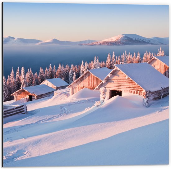 Dibond - Houten Hutjes bedekt onder Dikke Laag Sneeuw in Skigebied aan het Water - 50x50 cm Foto op Aluminium (Met Ophangsysteem)