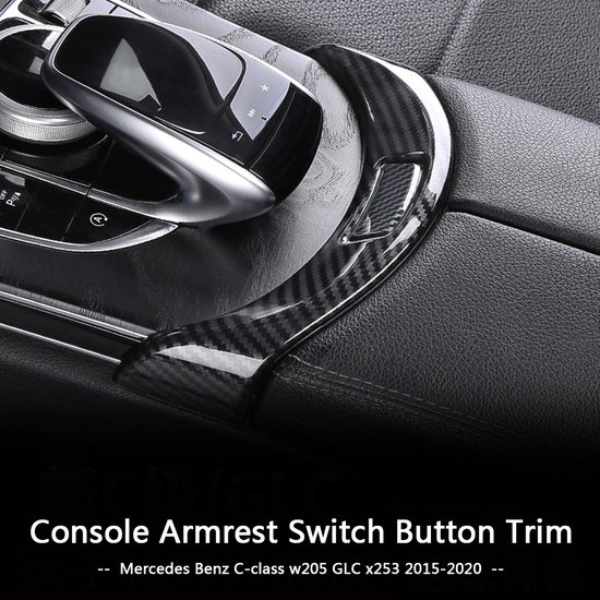Carbon fiber console armsteun schakelaar knop trim op het middenconsole van een Mercedes Benz.