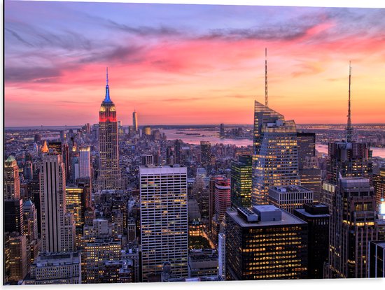 WallClassics - Dibond - Uitzicht over de Stad New York bij Zonsopkomst - 80x60 cm Foto op Aluminium (Met Ophangsysteem)