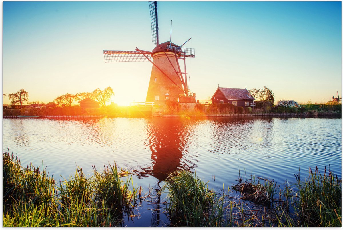 WallClassics - Poster (Mat) - Zonlicht langs Hollandse Molen aan het Water - 105x70 cm Foto op Posterpapier met een Matte look