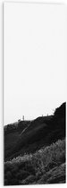 WallClassics - Acrylglas - Persoon op Heuvels in Landschap (Zwart- wit) - 40x120 cm Foto op Acrylglas (Met Ophangsysteem)