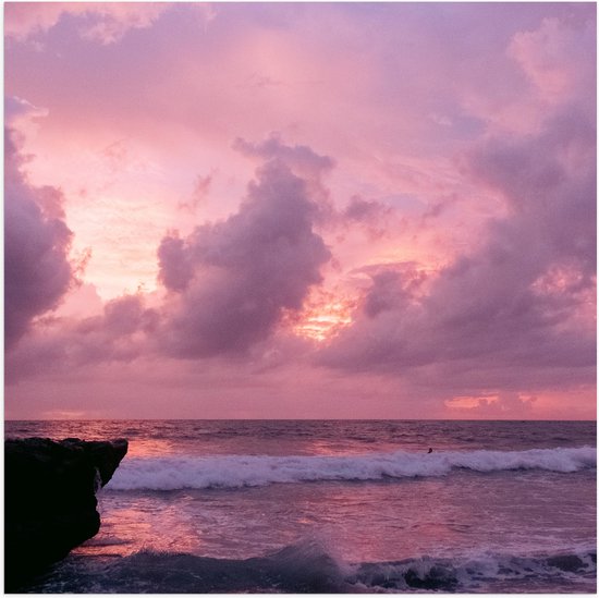 WallClassics - Poster (mat) – Vagues calmes sous un ciel rose pastel – 100 x 100 cm Photo sur papier poster avec un aspect mat