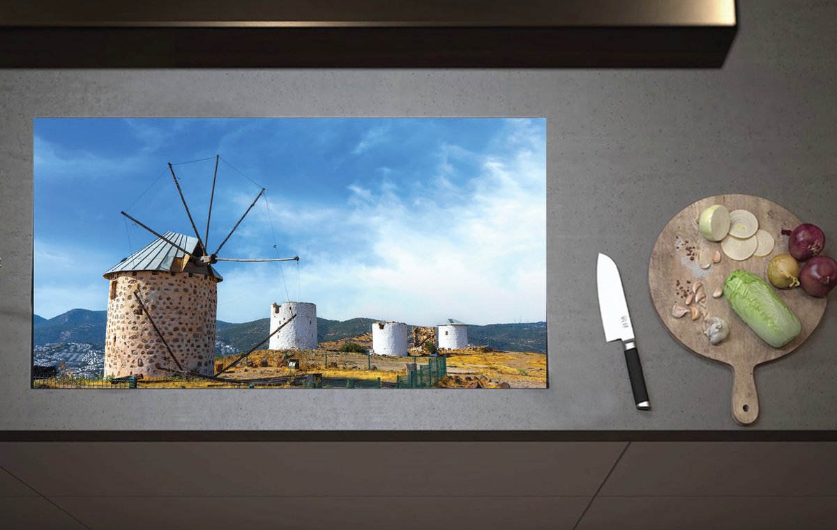 Inductieplaat Beschermer - De Windmolens van Bodrum onder Sluierbewolking, Turkije - 90x52 cm - 2 mm Dik - Inductie Beschermer van Vinyl