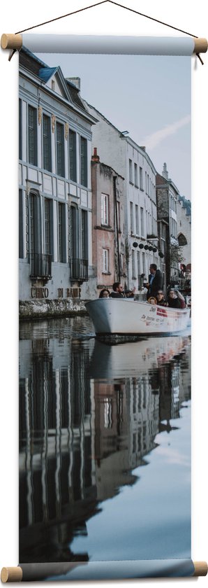 Textielposter - Gebouwen aan het Water met Boot - 30x90 cm Foto op Textiel