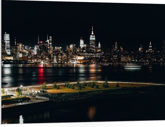 PVC Schuimplaat - Skyline in New York in de Nacht - 100x75 cm Foto op PVC Schuimplaat (Met Ophangsysteem)