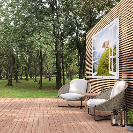 Gards Tuinposter Doorkijk Koe in de Bergen - 180x120 cm - Tuindoek - Tuindecoratie - Wanddecoratie buiten - Tuinschilderij
