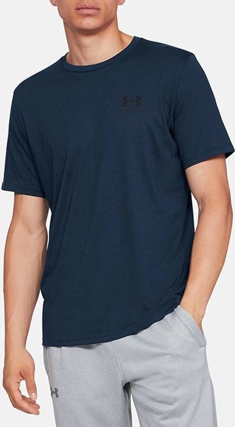 Donkerblauw sportshirt van Under Armour met zwart logo op de borst, gedragen door een man.