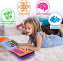 Kind dat met een educatief activiteitenboek speelt, met pictogrammen voor leren.