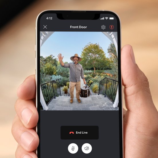IPhone toont live beeld van een Ring deurbel, met een stel dat naar huis loopt.