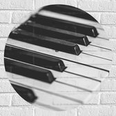 Muursticker Cirkel - Close-up van Toetsen van een Piano (Zwart- wit) - 60x60 cm Foto op Muursticker