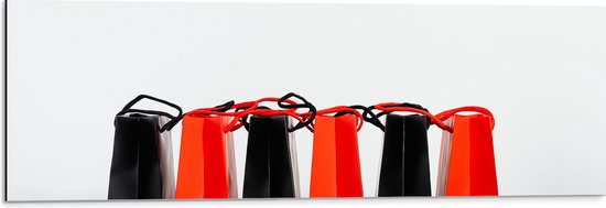Dibond - Foto van Verzameling Rode en Zwarte Cadeautasjes tegen Witte Achtergrond - 90x30 cm Foto op Aluminium (Wanddecoratie van metaal)
