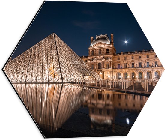 Dibond Hexagon - Verlicht Louvre in Parijs, Frankrijk - 40x34.8 cm Foto op Hexagon (Met Ophangsysteem)
