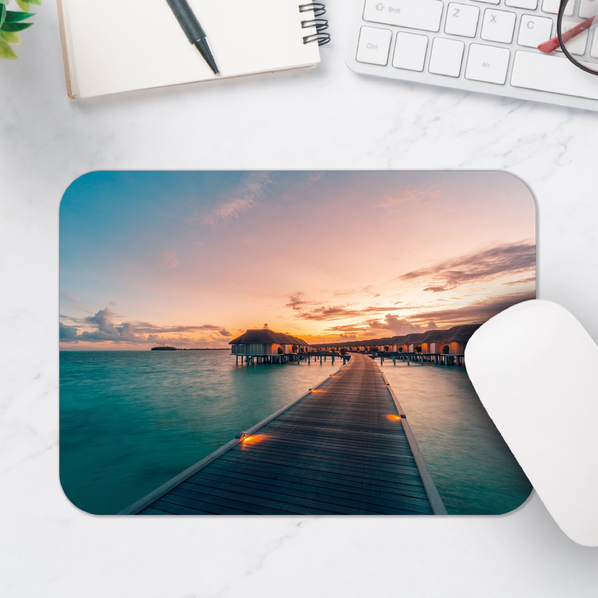 Muismat - Vlonder naar Luxe Rexorts op Tropisch Water - 25x18 cm - 2 mm Dik - Muismat van Vinyl