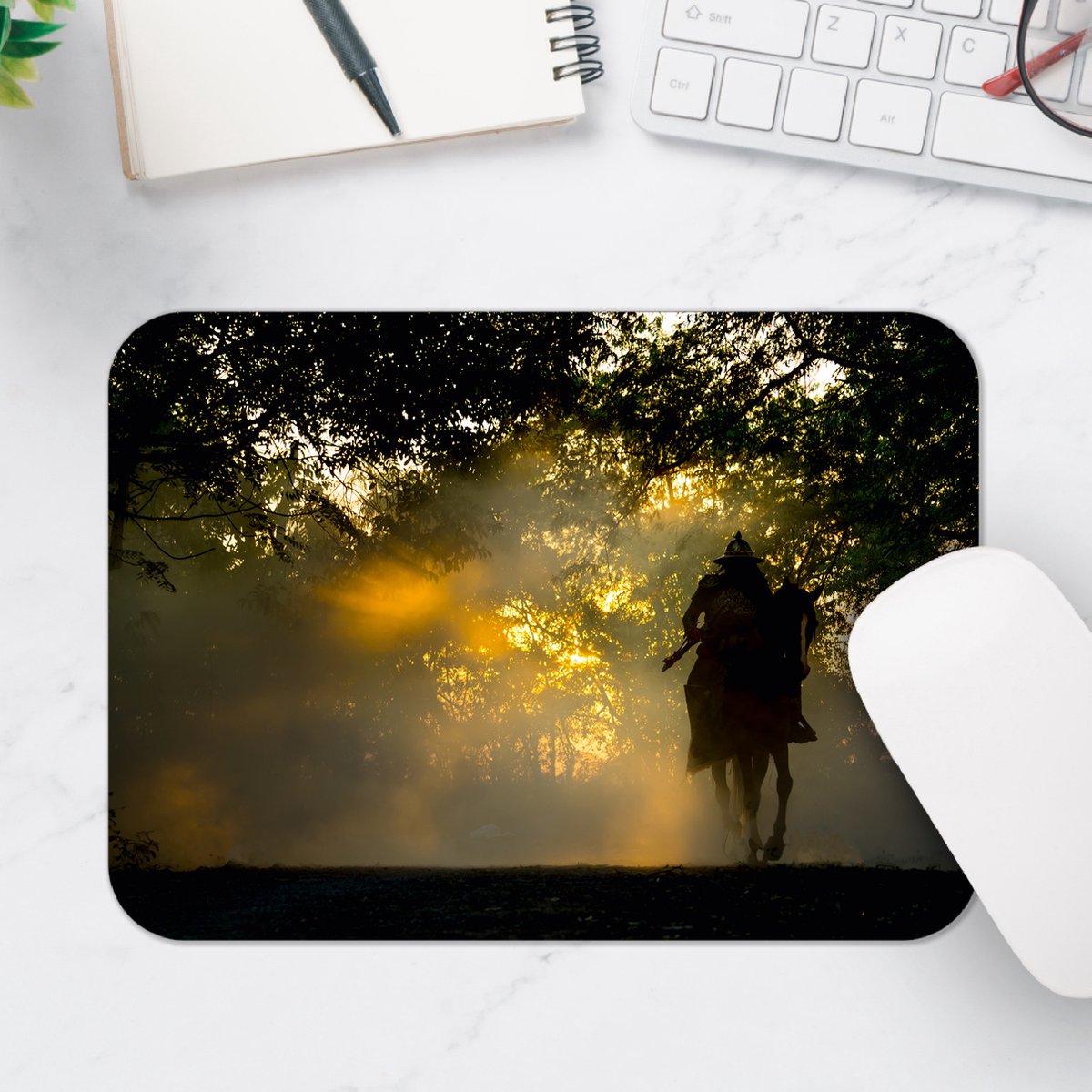 Muismat - Cowboy Rijdend in Mistig Bos - 25x18 cm - 2 mm Dik - Muismat van Vinyl
