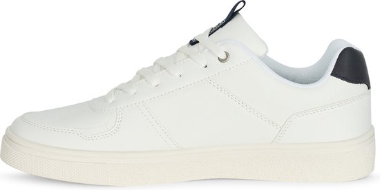 Witte leren sneaker met navy hielstuk en witte zool.