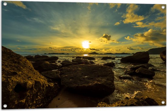 Tuinposter – Felkleurige Zonsondergang boven de Zee aan het Strand vol Rotsen - 105x70 cm Foto op Tuinposter (wanddecoratie voor buiten en binnen)