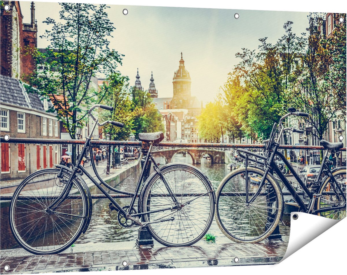Gards Tuinposter Amsterdamse Brug bij een Gracht met Zonsondergang - 120x80 cm - Tuindoek - Tuindecoratie - Wanddecoratie buiten - Tuinschilderij Multikleur