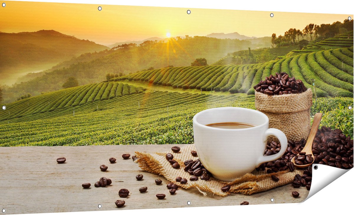 Gards Tuinposter Kopje Koffie op een Plantage Achtergrond6 - 180x90 cm - Tuindoek - Tuindecoratie - Wanddecoratie buiten - Tuinschilderij Multikleur