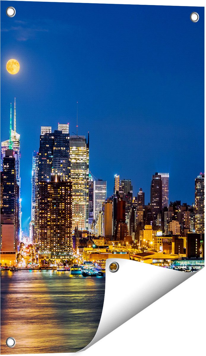 Gards Tuinposter Verlichte Skyline van New York met Volle Maan - 40x60 cm - Tuindoek - Tuindecoratie - Wanddecoratie buiten - Tuinschilderij Multikleur