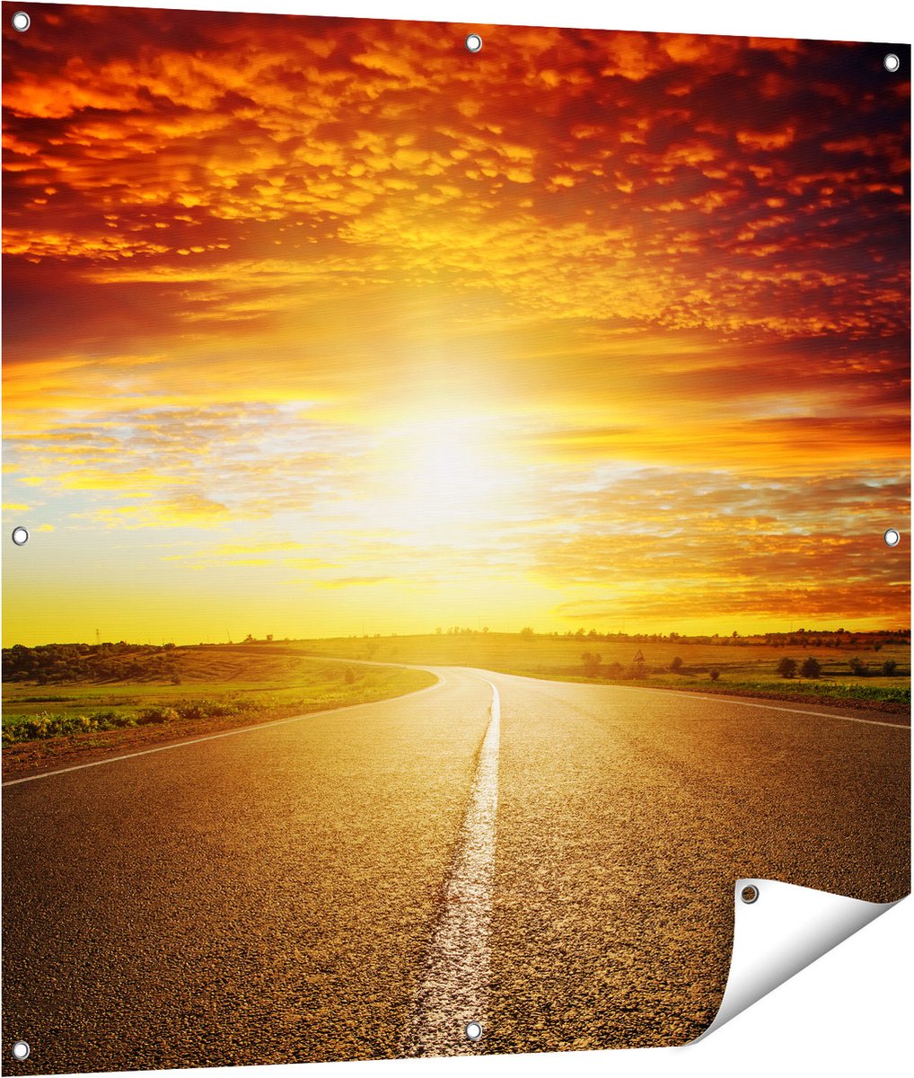 Gards Tuinposter Zonsondergang Over de Weg met een Rode Lucht - 100x100 cm - Tuindoek - Tuindecoratie - Wanddecoratie buiten - Tuinschilderij Multikleur