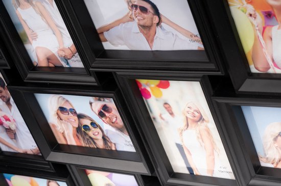 Gros plan détaillé d'un cadre photo noir montrant une photo de couple.