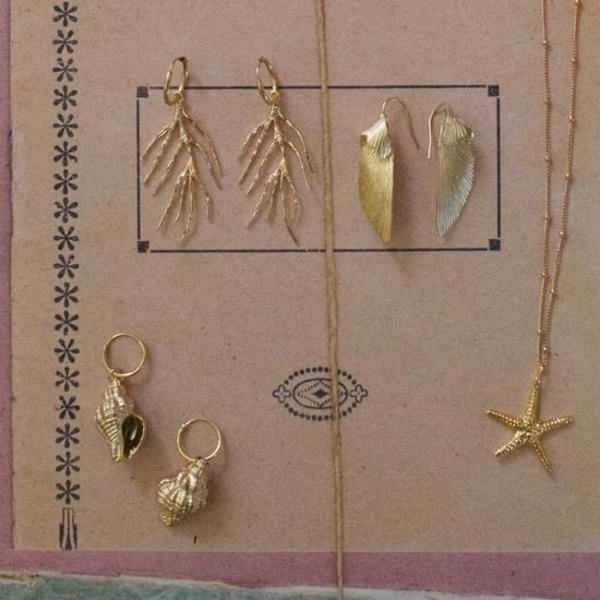 À la collection | Oorbellen met gouden plating en 3D schelp hanger | bol.com