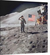 Astronaut gives salute beside U.S. flag (maanlanding) - Foto op Canvas - 100 x 100 cm