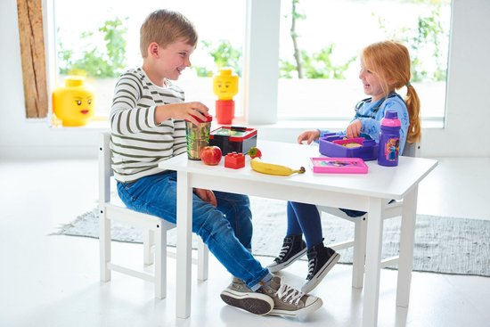 Un garçon et une fille sont assis à une table, entourés de produits de déjeuner LEGO Friends. La gourde de la fille est violette.