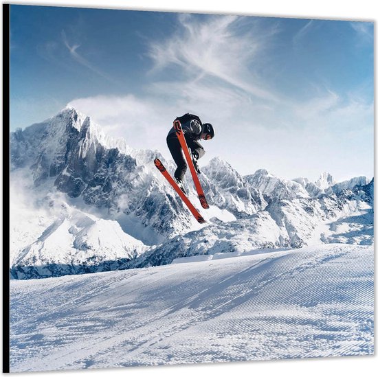 Dibond –Skiër in de Sneeuw-100x100 Foto op Aluminium (Wanddecoratie van metaal)