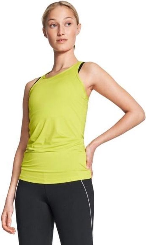 Model draagt een neongele mouwloze sporttop met een ronde hals en zwarte sportlegging.