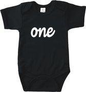 Baby Rompertje met tekst One - Zwart - Maat 62/68 - Baby - Kraamcadeau - Babygeschenk - Baby kado - Romper - Babyshower