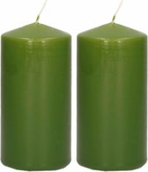 2x Olijfgroene cilinderkaarsen/stompkaarsen 5 x 10 cm 23 branduren - Geurloze kaarsen olijf groen - Woondecoraties