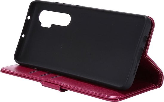 Étui portefeuille bordeaux, ouvert, avec support de téléphone noir.