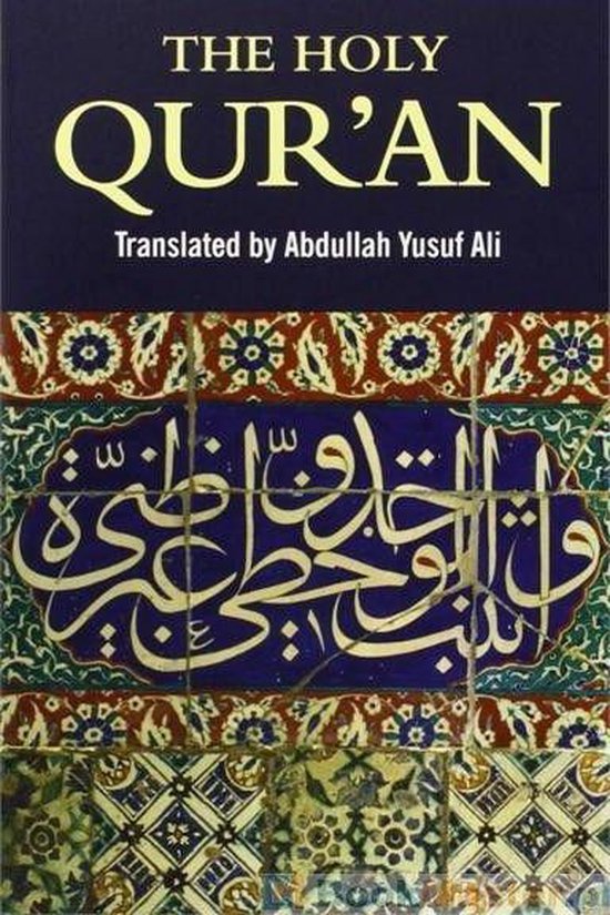 De Heilige Koran, vertaald door Abdullah Yusuf Ali. Met een decoratieve blauwe tegel met Arabische kalligrafie.