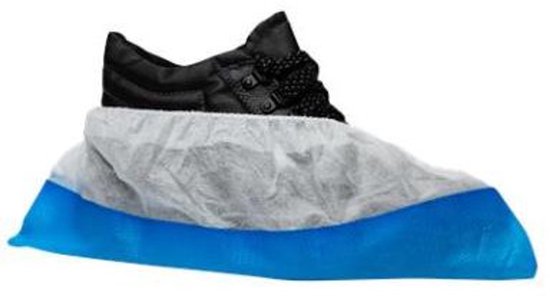 Zwarte schoen met blauwe antislip onderkant, op witte ondergrond.
