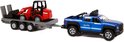 Een blauwe pick-uptruck met een grijze aanhanger waarop een rode minishovel is geladen.
