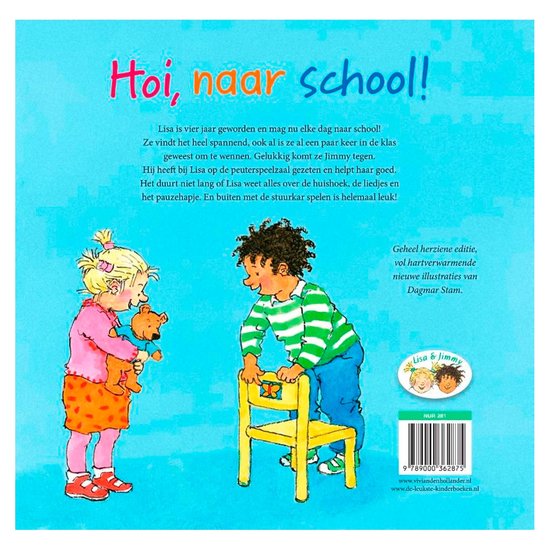 Een meisje met blond haar en een roze jas houdt een teddybeer vast. Een jongen met krullend haar en een groen-wit gestreepte trui leunt op een gele stoel.