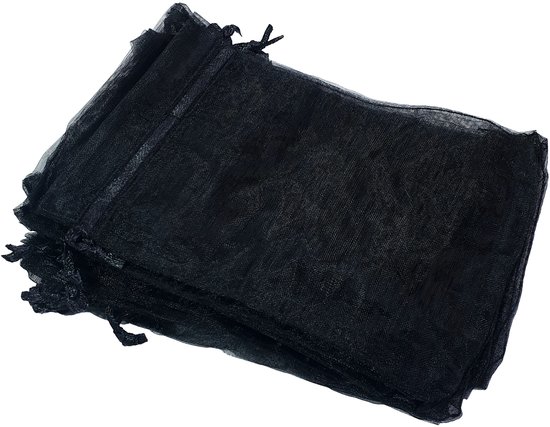 Stapel zwarte, doorschijnende organza zakjes met koordsluiting.