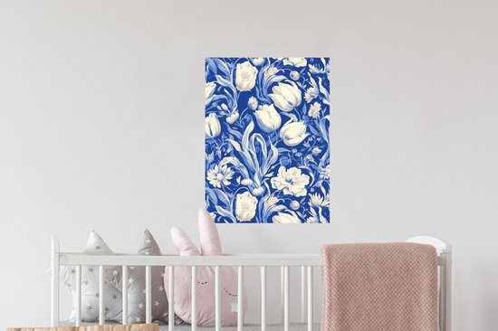 Papier peint bleu avec fleurs crème, tulipes et feuilles au-dessus d'un lit d'enfant.