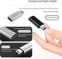 Zilverkleurige en zwarte adapter, compact en lichtgewicht, met mini-USB mannelijke naar USB-C vrouwelijke connector.
